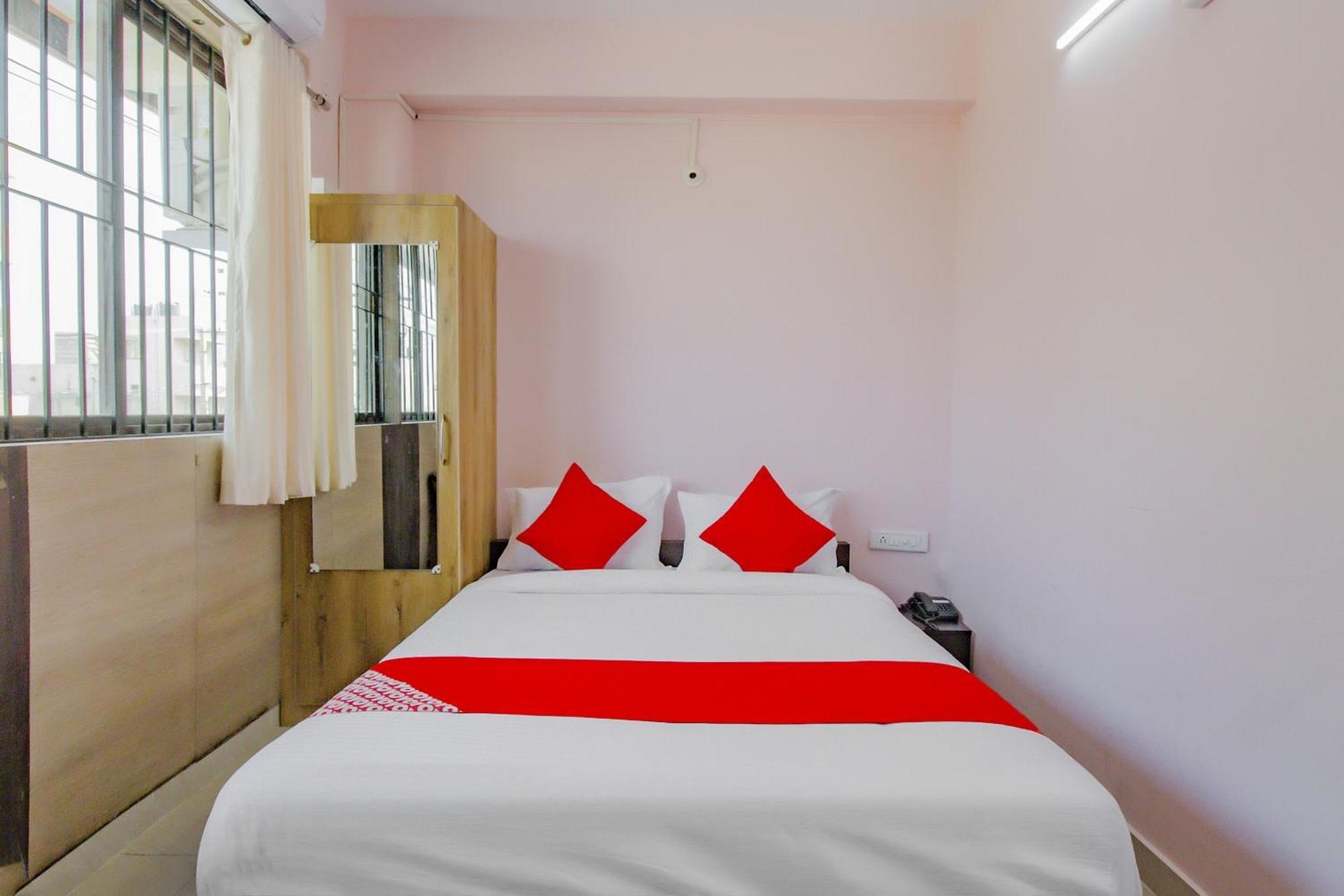 Oyo 79181 Sri Dhanalakshmi Boarding & Lodging Bangalore Exterior foto