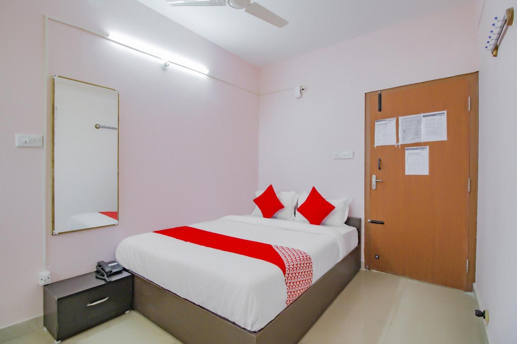 Oyo 79181 Sri Dhanalakshmi Boarding & Lodging Bangalore Exterior foto